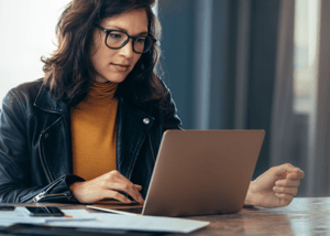Lady learning online